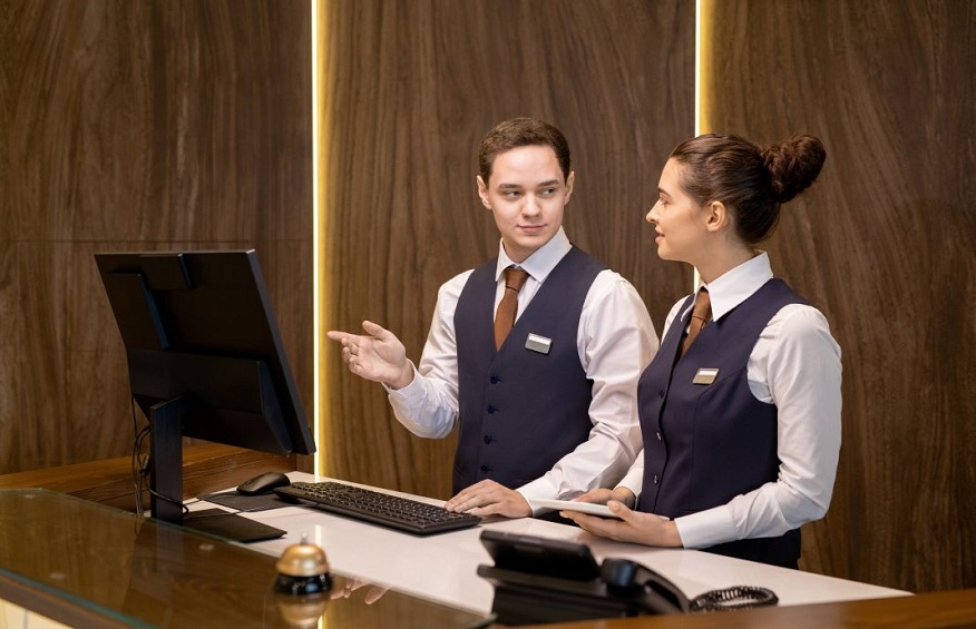 What are the significant benefits of using the best hotel management software options?